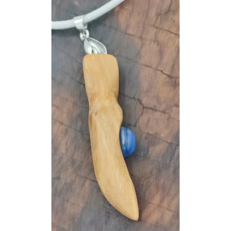 Pendentif en Olivier upcyclé et Cyanite